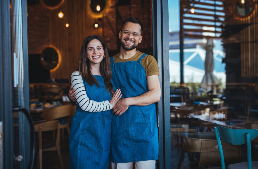 couple heureux qui viennent d'acquérir un local commercial pour leur bar avec Hestimmo
